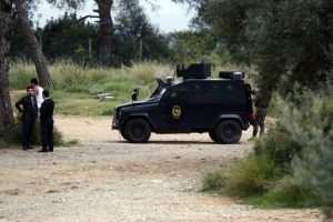 Silahı kafasına dayadı polisi aradı