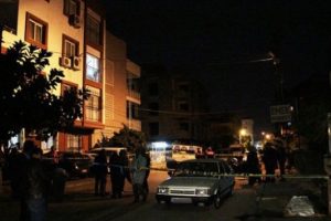 Adana'da nişanlısının g&ouml;z&uuml; &ouml;n&uuml;nde intihar etti