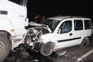 Polisin ikazları fayda etmedi! Ters yolda giden ara&ccedil; TIR'la &ccedil;arpıştı!
