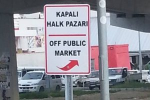 Kuşadası Belediyesi'nin İngilizce tabelaları sosyal medyayı salladı