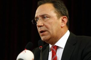 &Uuml;nal Aysal'a salvolar!