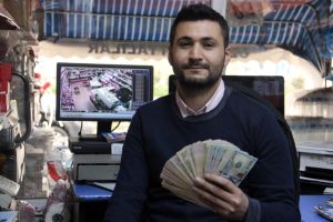 Tırnak&ccedil;ı saniyeler i&ccedil;inde bir 'tomar' doları cebe indirdi