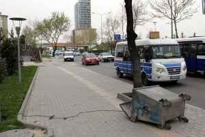 Bursa'da şiddetli lodos hayatı olumsuz y&ouml;nde etkiliyor