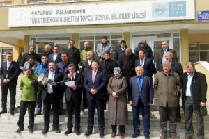 Erzurum'da g&ouml;revden alınan m&uuml;d&uuml;re destek