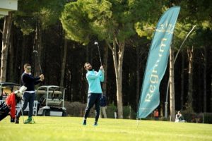 Arda Turan, kamp yapılan otelde golf eğitimi aldı