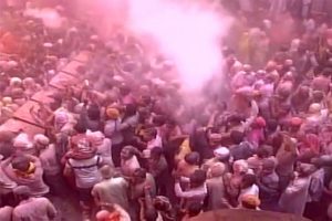 Renklerin festivali 'Holi' kutlanıyor