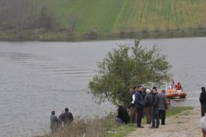Şişme bot alabora oldu, 1 kişi g&ouml;lette kayboldu