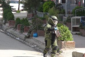 &Ouml;ğrenci yurdu &ouml;n&uuml;nde bomba!