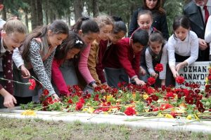 &Ouml;zhan Canaydın Bursa'da kabri başında anıldı