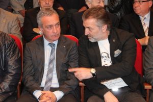 &Ouml;nder &Ouml;zen, gazetecilerin sorusuna sinirlenerek tehditlerde bulundu
