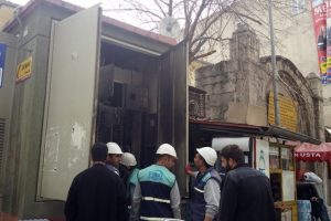 Elektrik trafosu bomba gibi patladı