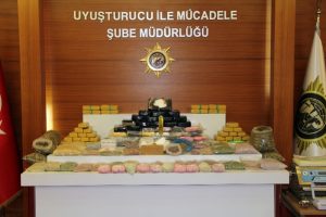 İstanbul'da uyuşturucu şebekesi &ccedil;&ouml;kertildi