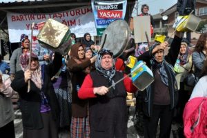 Bartın'da termik santral k&ouml;m&uuml;r hazırlama tesisi protestosu