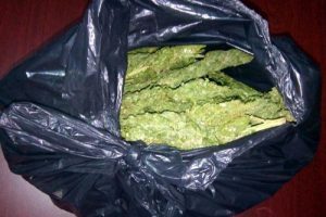 Yolcu otob&uuml;s&uuml;nde 1 kilo esrar ele ge&ccedil;ti