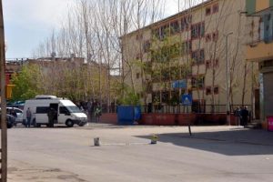 Okul &ouml;n&uuml;nde bomba sanılan d&uuml;zenek korkuttu