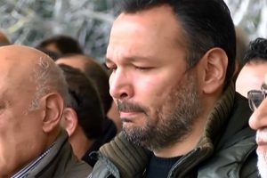 Ali Sunal g&ouml;zyaşlarını tutamadı