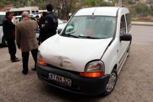 Zonguldak'ta hafif ticari ara&ccedil; otomobile &ccedil;arptı: 1 yaralı