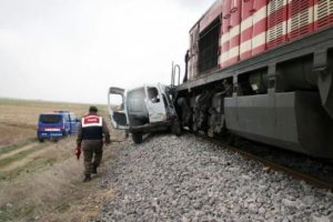 Afyon'da tren hafif ticari araca &ccedil;arptı: 1 &ouml;l&uuml;, 2 yaralı