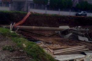 Denizli'de r&uuml;zgar elektrik direklerini ve ağa&ccedil;ları devirdi