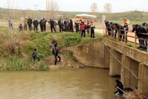 Motosikletle kaza yaptı, alkol&uuml;n etkisinden dereye d&uuml;şen arkadaşını unuttu