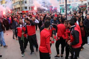 Karab&uuml;kspor, sokak sokak gezip destek istedi