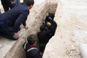 Belediye iş&ccedil;isi toprak kayması sonucu &ccedil;ukurda mahsur kaldı