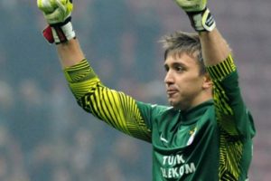 Muslera, en &ccedil;ok milli olan kaleci &uuml;nvanını eline almaya &ccedil;ok yakın
