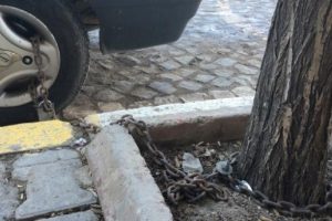 Otomobilini &ccedil;alınmaması i&ccedil;in zincirle ağaca bağladı