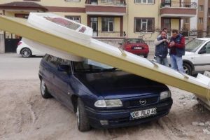 Aksaray'da şiddetli fırtına: &ccedil;atılar u&ccedil;tu, ağa&ccedil;lar devrildi