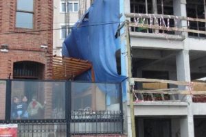 Bandırma'da fırtına inşattaki sunta plakaları u&ccedil;urdu: 1 yaralı