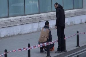 Konsolosluk &ouml;n&uuml;nde ekmek poşetini unuttu polisi alarma ge&ccedil;irdi