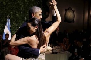 Br&uuml;ksel yanarken Obama dans ediyor