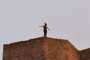 Niğde'de gen&ccedil; kız kale surlarından aşağı atladı