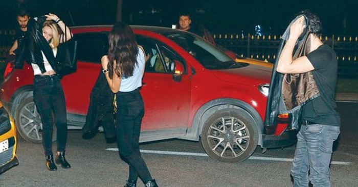 &Uuml;nl&uuml; şarkıcının panik anları...