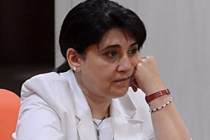 Leyla Zana'nın sekreter, danışman ve yardımcı personeli işten &ccedil;ıkarıldı