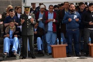 Tekerlekli sandalyede arkadaşlarını uğurladılar