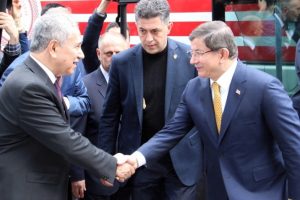 B&uuml;lent Arın&ccedil;, Davutoğlu'nu kapıda karşıladı