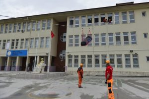 Bursa'da okulda nefes kesen tatbikat