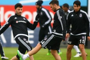 Beşiktaş'ta Jose Sosa takımla birlikte &ccedil;alıştı