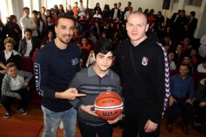 Trabzonsporlu basketbolcular &ouml;ğrencilerle buluştu