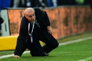 Hakemle &ccedil;arpışan İspanyol &ccedil;alıştırıcı Vicente Del Bosque yere serildi