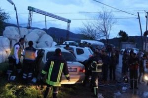 Devrilen kamyonet 2 otomobile &ccedil;arptı: 5 yaralı