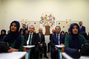 Cumhurbaşkanı Erdoğan &ouml;ğrencilerle ders dinledi