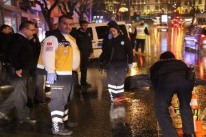 Şof&ouml;r&uuml;n farkına varmadığı kaza kız kardeşleri ayırdı