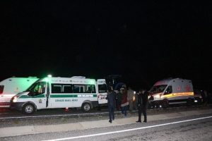 Motosiklet kamyonete &ccedil;arptı: 2 &ouml;l&uuml;