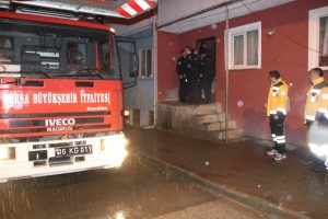 Bursa'da uyuşturucu bağımlısı, eşini ve kızını keser ve bı&ccedil;akla rehin aldı