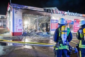 Almanya'da T&uuml;rklerin işyerlerinin olduğu alışveriş merkezi kundaklandı