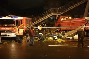 Kamyon &uuml;st ge&ccedil;ide &ccedil;arptı: 1 &ouml;l&uuml;