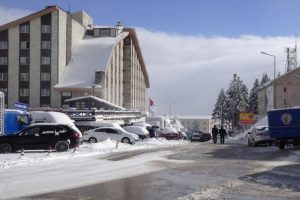Bursa Uludağ'da kar yeniden y&uuml;z&uuml;n&uuml; g&ouml;sterdi