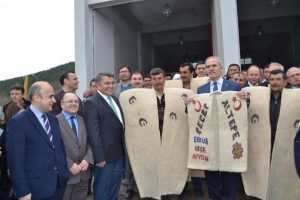 Bursa B&uuml;y&uuml;korhanlı yetiştiricilere B&uuml;y&uuml;kşehir Belediyesinden kepenek